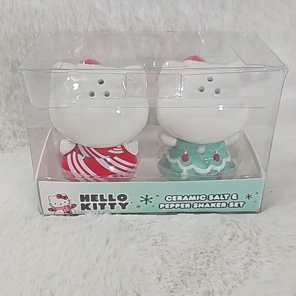 Sanrio Hello Kitty Christmas Holiday Salt and Pepper Shaker - Picture 3 of 5